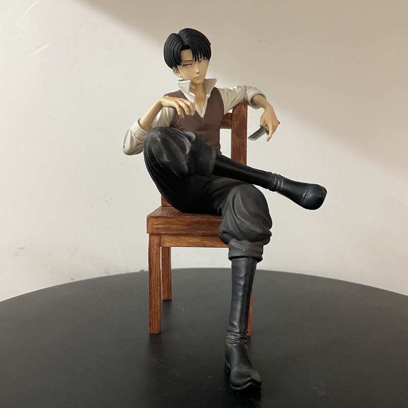 Anime Merchandise Box - 進撃の巨人 リヴァイ・アッカーマン 座り姿のフィギュア 椅子付き 箱入りアニメコレクタブル デスクトップPCケース卓上飾り