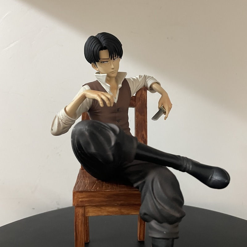 進撃の巨人 リヴァイ・アッカーマン 座り姿のフィギュア 椅子 - Anime Merchandise Box のレビューと価格