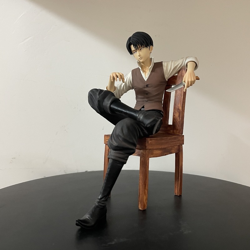 進撃の巨人 リヴァイ・アッカーマン 座り姿のフィギュア 椅子 - Anime Merchandise Box のレビューと価格